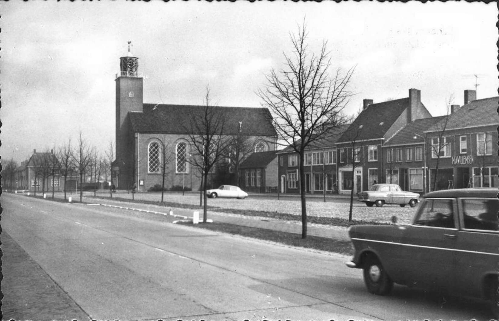 Ned Herv Kerk Dirksland (Schoondijke Dorpsplein met Ned. Herv. kerk), oude ansichten uit
